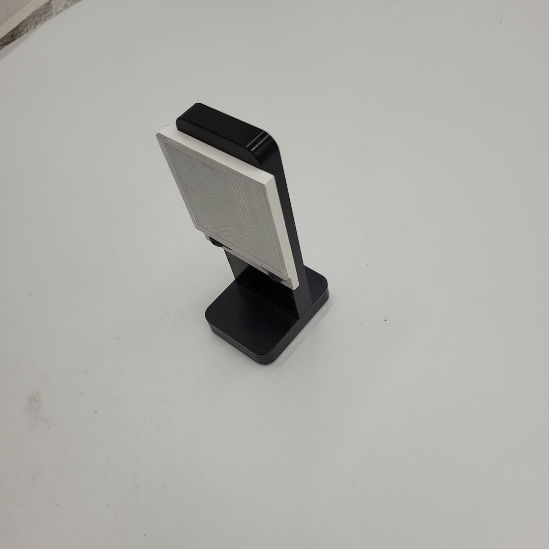 PHOTOEYE REFLECTOR (2″ X 2″) MOUNTED ON SELF STANDING BLACK ALUMINUM T