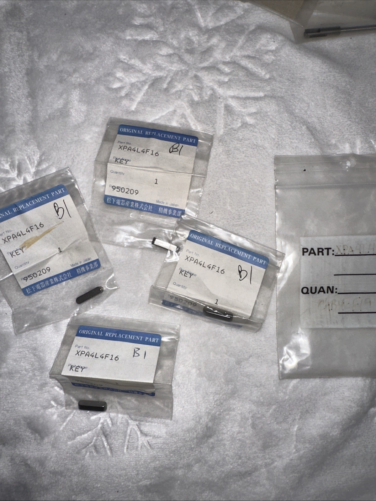 Lot Of 4 Panasonic key XPA4L4F16. 950209 CAB4-F19