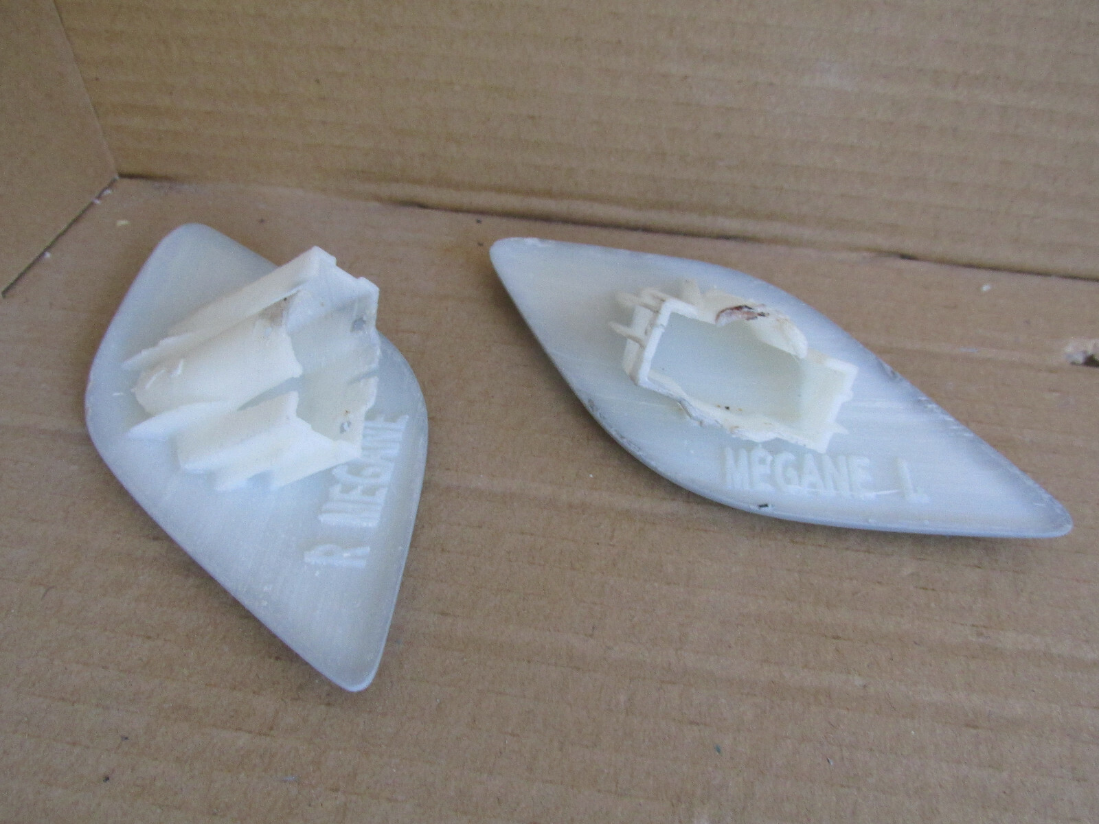 FIT TO RENAULT MEGANE 3 FRONT WASHER HEADLIGHT NOZZLE COVER BUMPER RIGHT