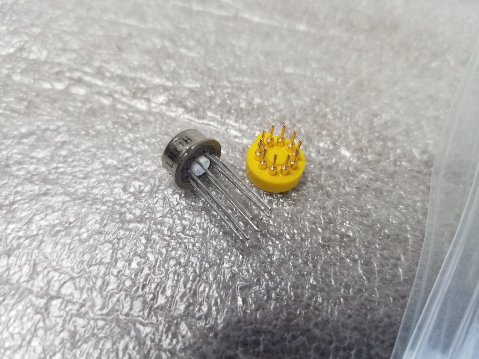 2 pcs of LM11H H8878 CAN8 Transistors Single General Purpose Op Amp IC + Base